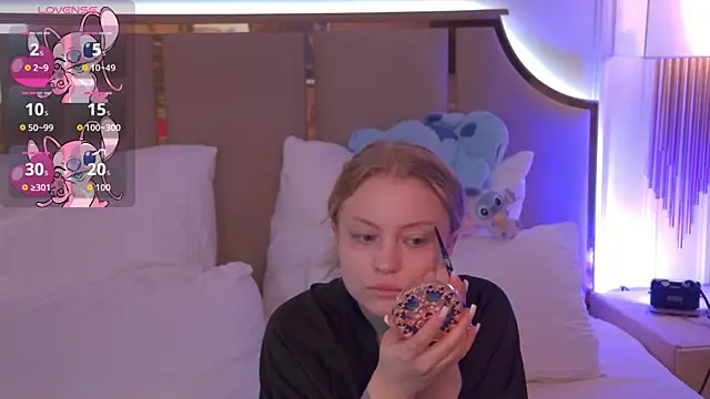 Snapshot of DorisHell chatting on 11.19.25 DorisHell online show from 11.19.25