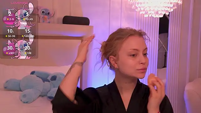 Snapshot of DorisHell chatting on 11.25.25 DorisHell online show from 11.25.25