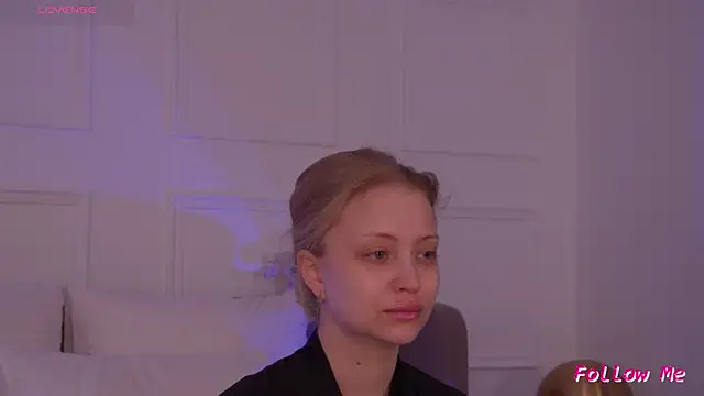 Snapshot of DorisHell chatting on 12.14.25 DorisHell online show from 12.14.25