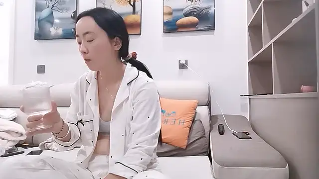 Snapshot of sasa-loves chatting on 10.20.25 sasa-loves online show from 10.20.25