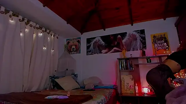 Snapshot of cuteweed420 chatting on 02.25.25 cuteweed420 online show from 02.25.25