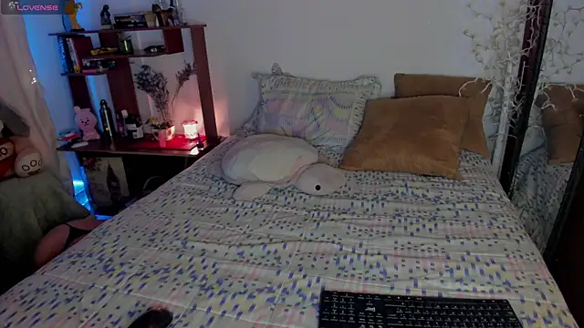 Snapshot of cuteweed420 chatting on 10.04.25 cuteweed420 online show from 10.04.25