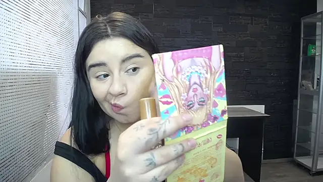 Snapshot of SaraBraun_ chatting on 12.30.24 SaraBraun online show from 12.30.24