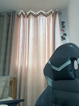 Snapshot of SaraBraun_ chatting on 10.08.25 SaraBraun online show from 10.08.25