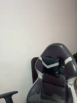 Snapshot of SaraBraun_ chatting on 12.17.25 SaraBraun online show from 12.17.25