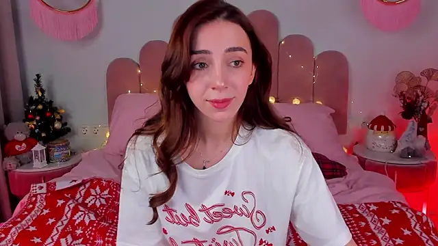 Snapshot of ElsaYoung chatting on 12.25.24 ElsaYoung online show from 12.25.24