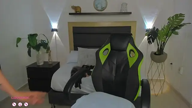 Snapshot of catleya_0 chatting on 12.14.24 catleya 0 online show from 12.14.24