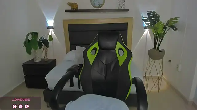 Snapshot of catleya_0 chatting on 12.22.24 catleya 0 online show from 12.22.24