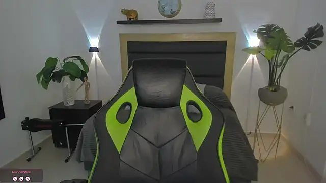 Snapshot of catleya_0 chatting on 02.08.25 catleya 0 online show from 02.08.25