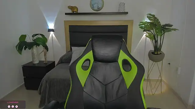 Snapshot of catleya_0 chatting on 02.22.25 catleya 0 online show from 02.22.25