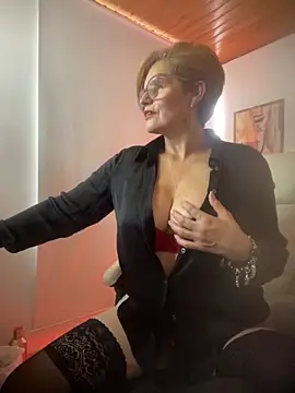 Adeellee  online show from 10.12.25