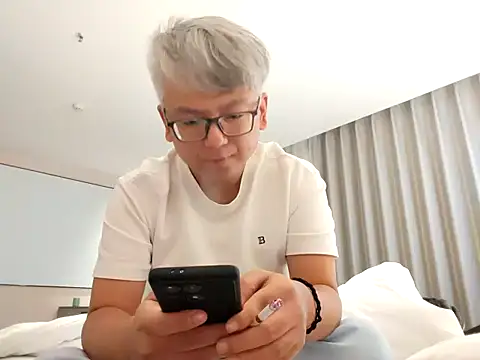 Snapshot of leoUSIR chatting on 10.25.25 leoUSIR online show from 10.25.25