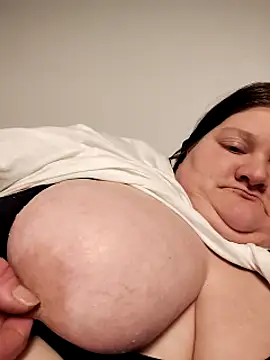 Snapshot of chrissybear84 chatting on 02.19.25 chrissybear84 online show from 02.19.25