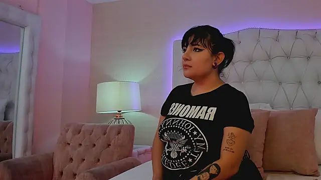 Snapshot of SophiGracee chatting on 12.27.24 SophiGracee online show from 12.27.24