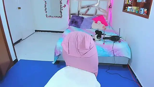 Snapshot of perlabeautiful chatting on 10.31.25 perlabeautiful online show from 10.31.25