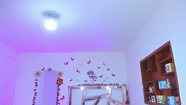 Snapshot of perlabeautiful chatting on 11.28.25 perlabeautiful online show from 11.28.25