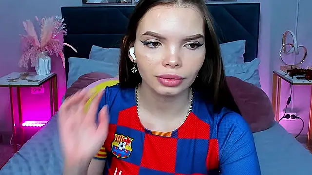 Curvy Dynamite  online show from 11.13.25