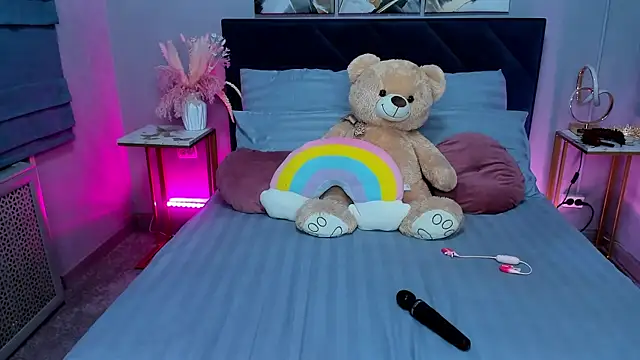 Curvy Dynamite  online show from 12.14.25