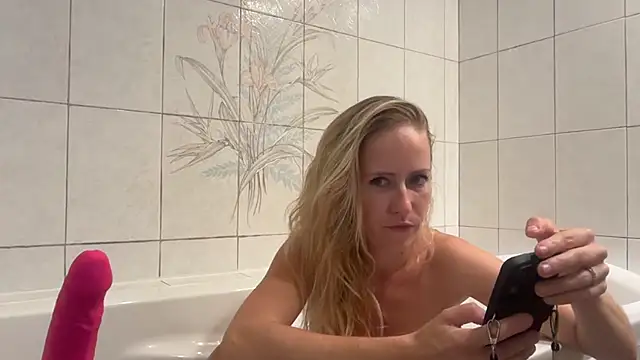 Snapshot of Emmy_frenchie chatting on 09.21.25 Emmy frenchie online show from 09.21.25