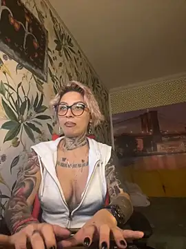 Snapshot of Lucky_Deniz chatting on 12.19.25 Lucky Deniz online show from 12.19.25