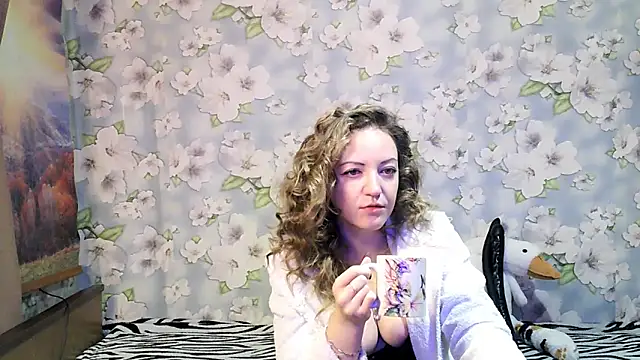 KattyLuuu online show from 10.18.25