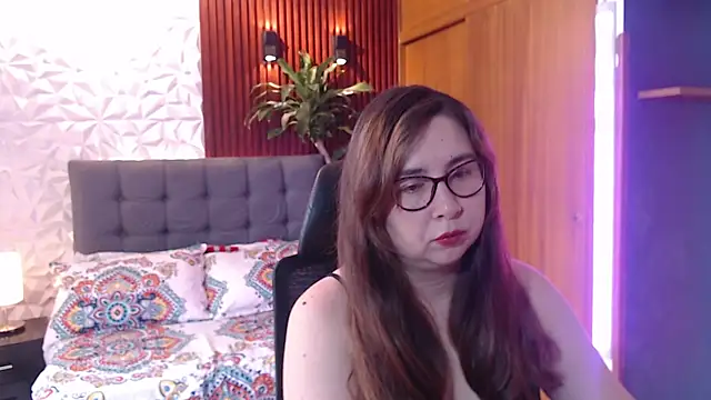 Snapshot of chloe_prg chatting on 02.17.25 chloe prg online show from 02.17.25