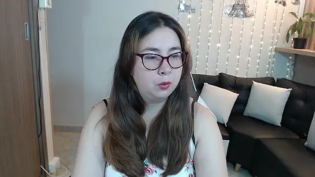Snapshot of chloe_prg chatting on 02.19.25 chloe prg online show from 02.19.25