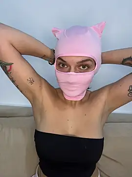 Nikki Hoee online show from 10.26.25