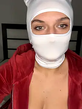 Nikki Hoee online show from 10.31.25