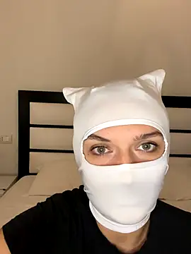 Nikki Hoee online show from 11.02.25