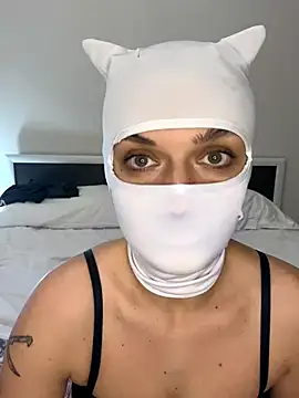 Nikki Hoee online show from 11.13.25