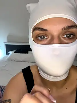 Nikki Hoee online show from 11.15.25