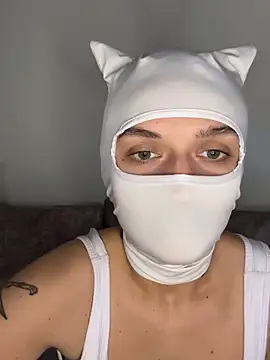 Nikki Hoee online show from 11.16.25