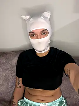 Nikki Hoee online show from 11.19.25