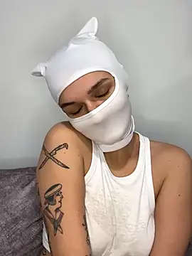 Nikki Hoee online show from 11.22.25