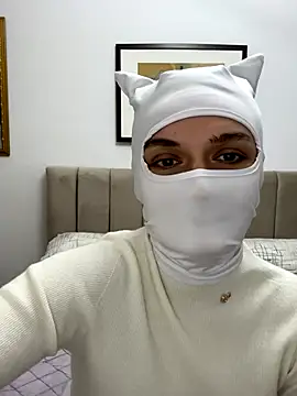 Nikki Hoee online show from 12.04.25