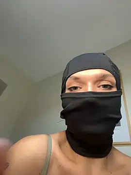 Nikki Hoee online show from 12.16.25