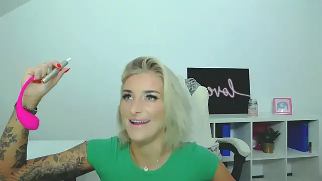 Lia Benini online show from 01.25.25