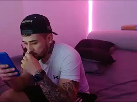 Snapshot of miia-liiam chatting on 01.09.25 miia-liiam online show from 01.09.25