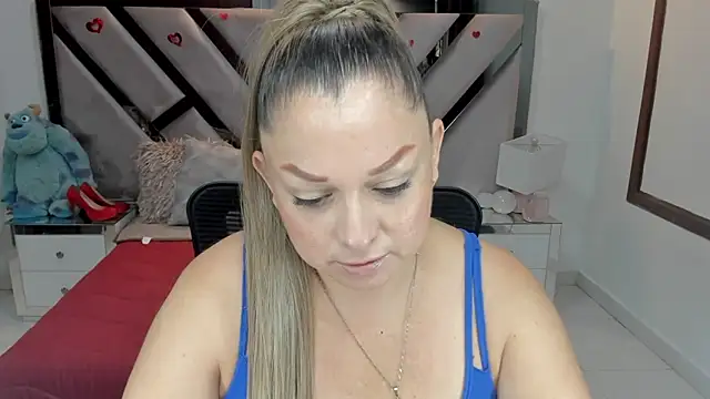Snapshot of natalia5560 chatting on 10.22.25 natalia5560 online show from 10.22.25