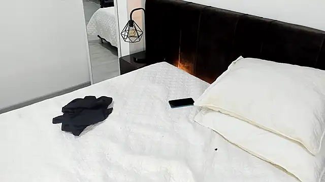 AbrilSonne online show from 03.19.25