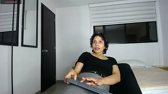 AbrilSonne online show from 09.18.25