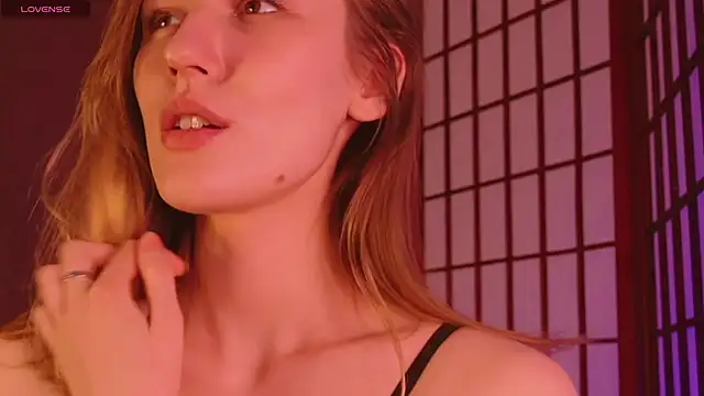 Hina  Derry online show from 12.25.24