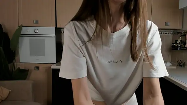 Snapshot of LinnGaillard chatting on 12.27.24 LinnGaillard online show from 12.27.24