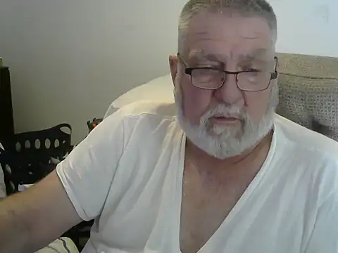 Snapshot of viejo_oso chatting on 10.04.25 viejo oso online show from 10.04.25