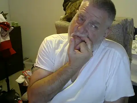 Snapshot of viejo_oso chatting on 10.08.25 viejo oso online show from 10.08.25