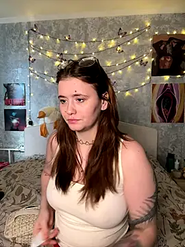 Snapshot of Sabrina_shells chatting on 12.21.25 Sabrina shells online show from 12.21.25