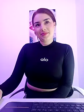Snapshot of VictoriaMolina chatting on 11.17.25 VictoriaMolina online show from 11.17.25