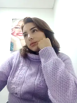 Snapshot of VictoriaMolina chatting on 11.30.25 VictoriaMolina online show from 11.30.25