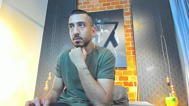 Snapshot of AntonAndSofii chatting on 01.23.25 AntonAndSofii online show from 01.23.25